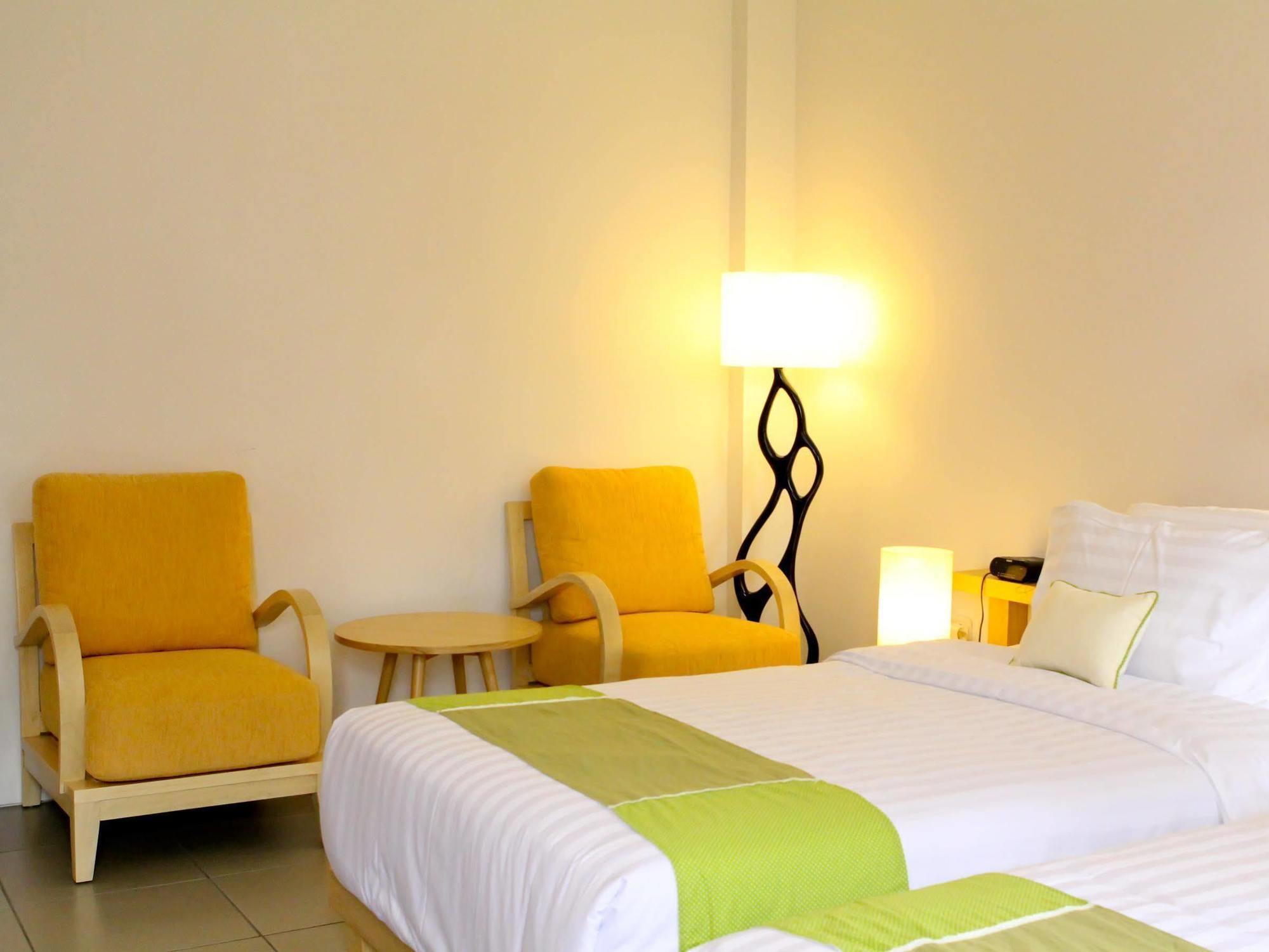 Hummingbird Guesthouse Bandung Exterior photo