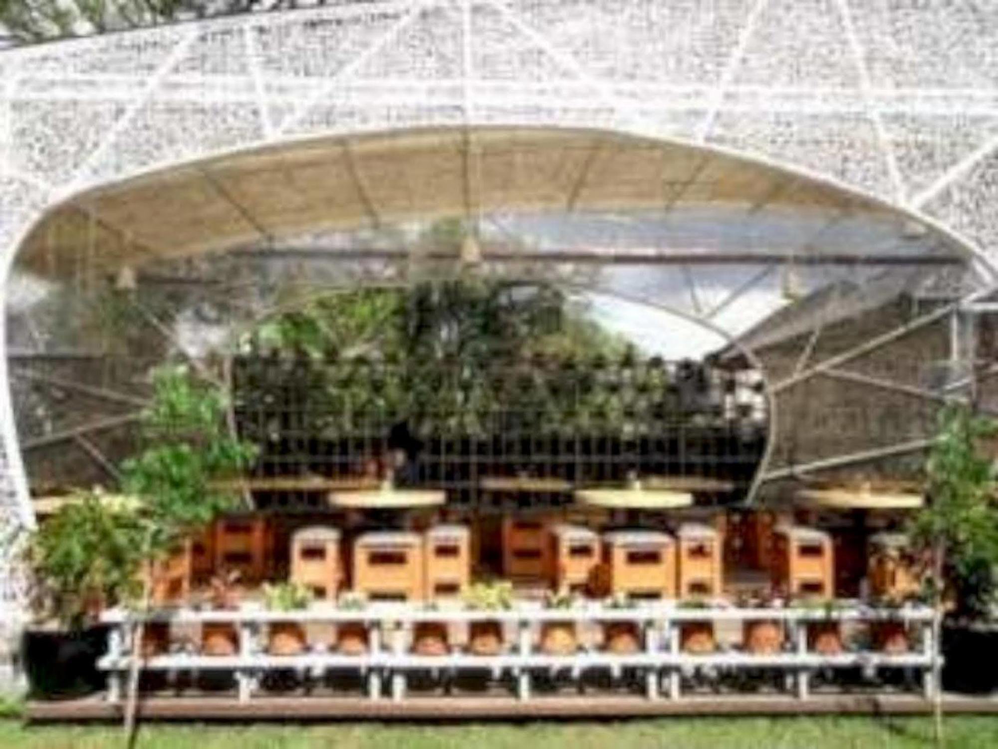 Hummingbird Guesthouse Bandung Exterior photo